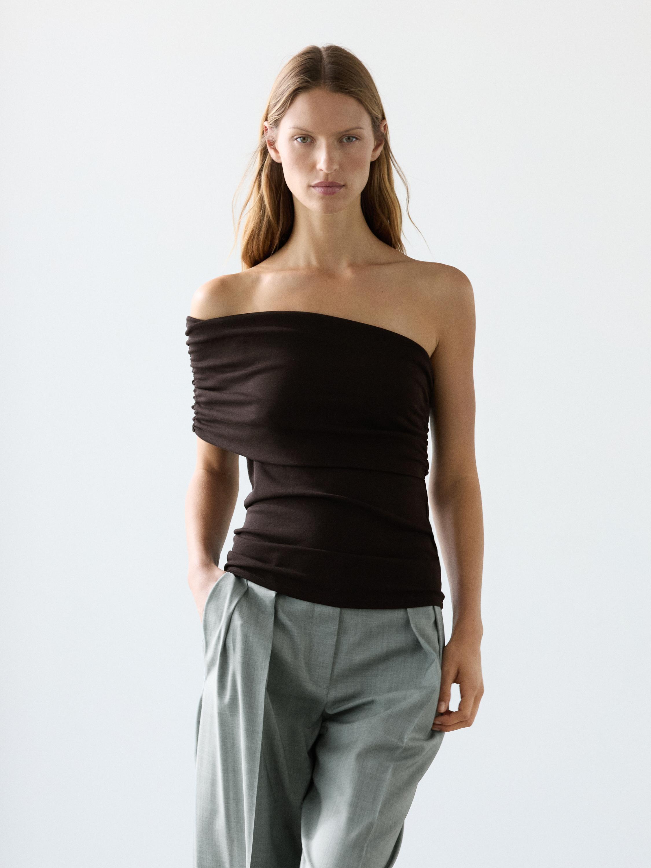Top asymétrique à encolure drapée